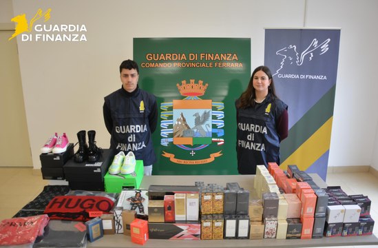 Ferrara, profumi falsi venduti online: sequestrate 9mila confezioni (18.04.25)
