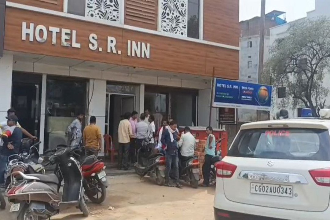 Commits suicide: होटल के कमरे में फांसी के फंदे पर लटकती मिली युवक की लाश, सुसाइड नोट में लिखी ये बातें…