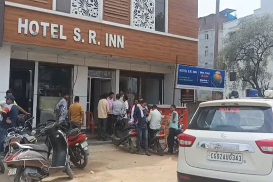 Commits suicide: होटल के कमरे में फांसी के फंदे पर लटकती मिली युवक की लाश, सुसाइड नोट में लिखी ये बातें…