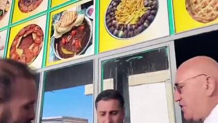 Tepsi kebabında et göremeyen Mahmut Tanal sinirlendi