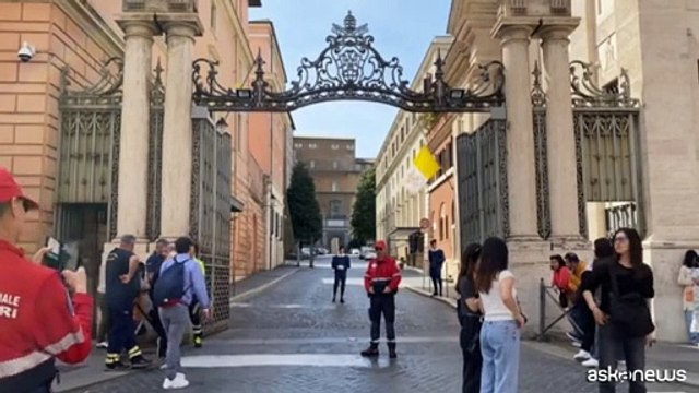 Bandiere vaticane a mezz'asta per la morte del Papa