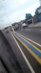 VIDEO: ¡No pudo hacer nada! Adolescente falleció tras vuelco de vehículo quedó en la vía