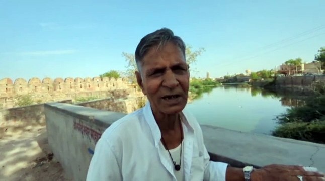 गिनाणी तालाब में छोड़ा जा रहा नाले का गंदा पानी, और डाला जा रहा मलबा