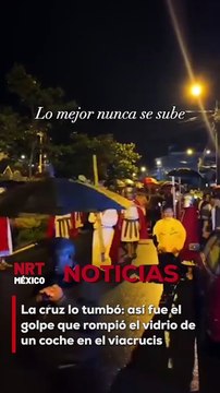 Durante el viacrucis, la cruz impactó un automóvil y causó daños. El inesperado momento fue captado en video y se viralizó.