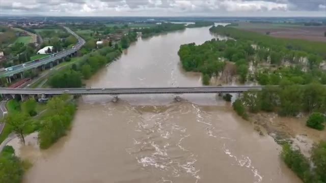 Piacenza, l'allerta per la piena del Po in video: evacuate le aree più a rischio