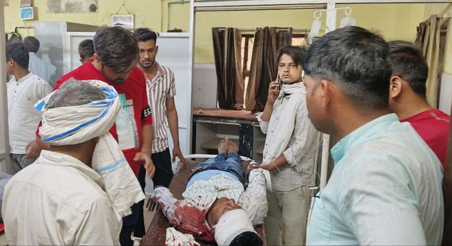 कैलादेवी के दर्शनों को जा रहा था बयाना निवासी परिवार, रास्ते में कार-जीप में भिड़ंत में14 यात्री घायल, 6 जनों को किया जयपुर रैफर