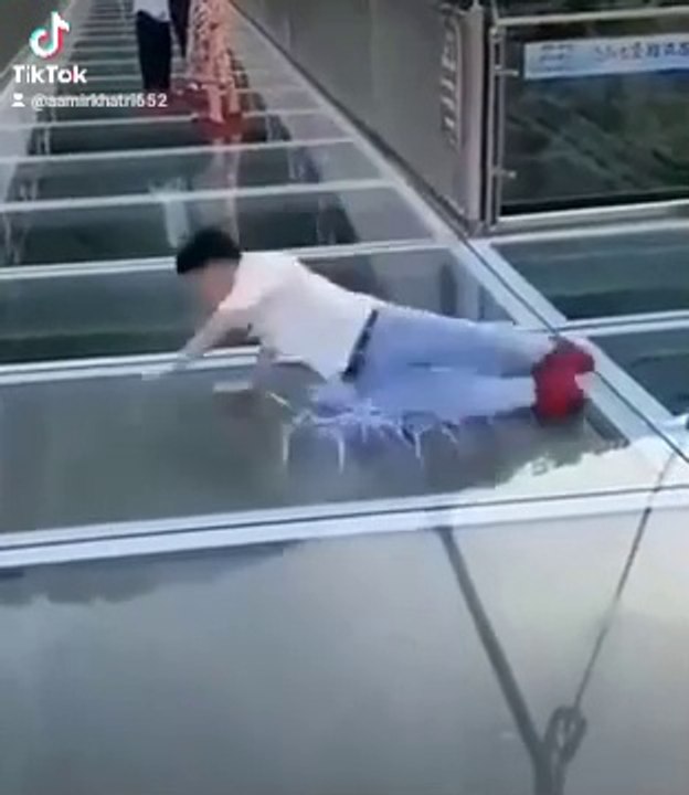 Vidéo amusante sur un pont de verre 😀