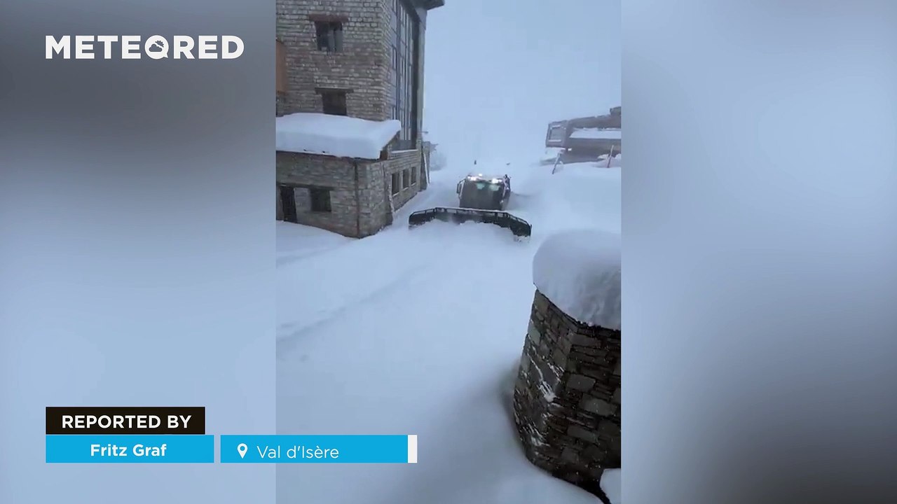 A major spring snowstorm has paralyzed Val d'Isère, France! Over the past few hours, more than a meter of snow has fallen