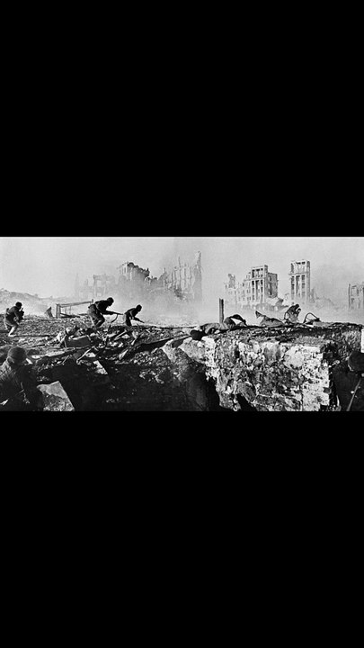 Soviet infantry attacked a house in 1943