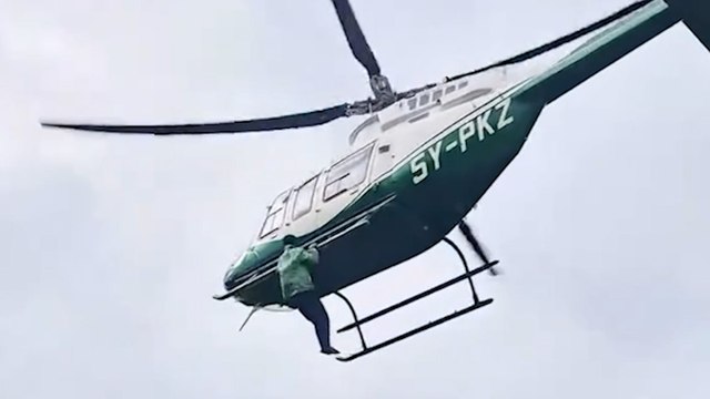 Ce Kényan s'accroche à l'hélicoptère d'un youtubeur pendant un mariage