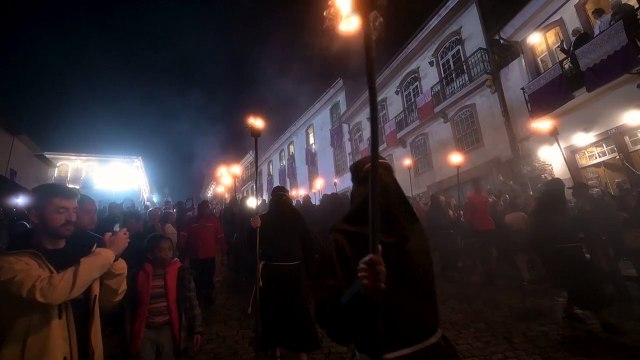 Procissão da Semana Santa do Fogaréu reúne moradores e turistas em Ouro Preto