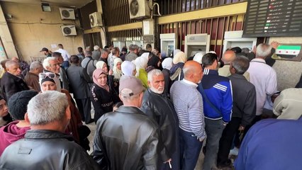 نقص السيولة يرغم سوريين على الانتظار ساعات طويلة للحصول على النقود