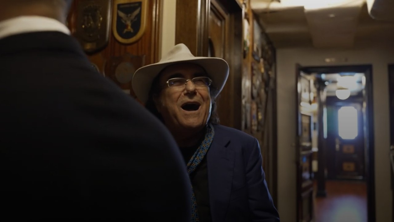 Al Bano sulla nave scuola Amerigo Vespucci a Taranto: a sorpresa intona la celebre canzone «Nel Sole»