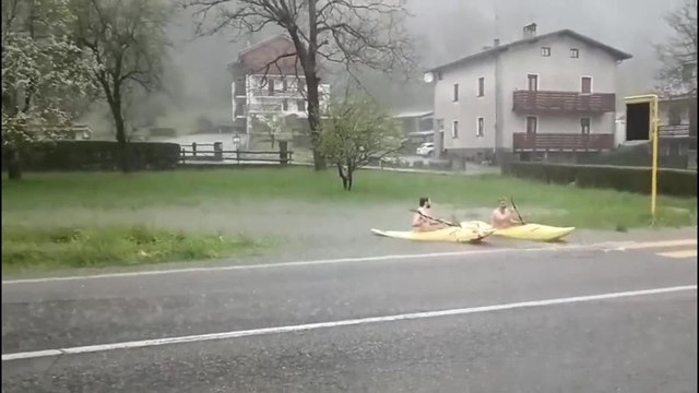 Valsesia, due residenti in canoa a bordo strada sotto la pioggia torrenziale: il video è esilarante