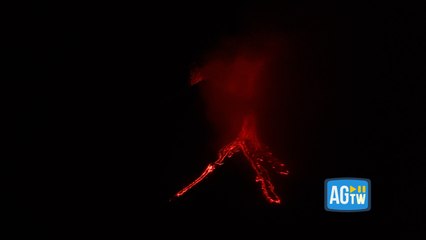 L'Etna erutta e dal pendio colano tre rami di lava