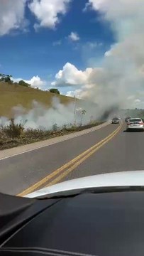 Vegetação às margens da BR-101 pega fogo