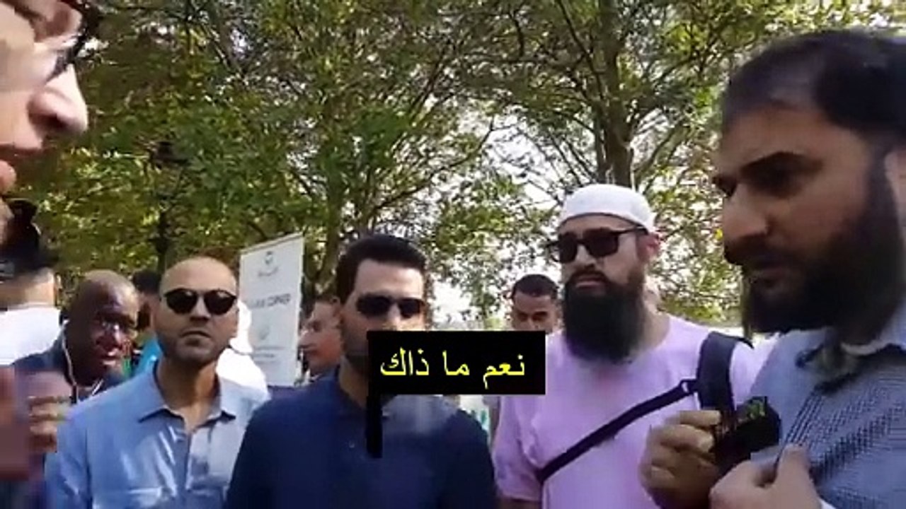 Speakers' Corner- Adnan with a brainwashed visitor about Muslims _  ركن المتحدثين - عدنان مع زائر مغسول الدماغ عن المسلمين