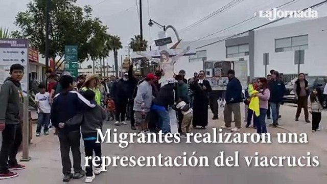 Migrantes realizan viacrucis simbólico en Tijuana