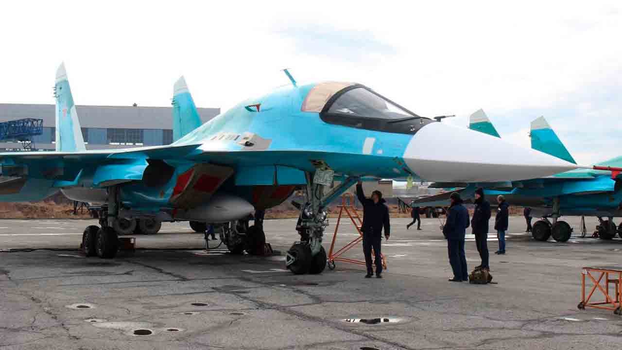 वीडियो: रूस को मिला युद्ध के लिए तैयार Su-34 लड़ाकू-बमवर्षकों का नया बैच