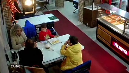 Lokanta çalışanı Heimlich manevrasıyla çocuğu böyle kurtardı!