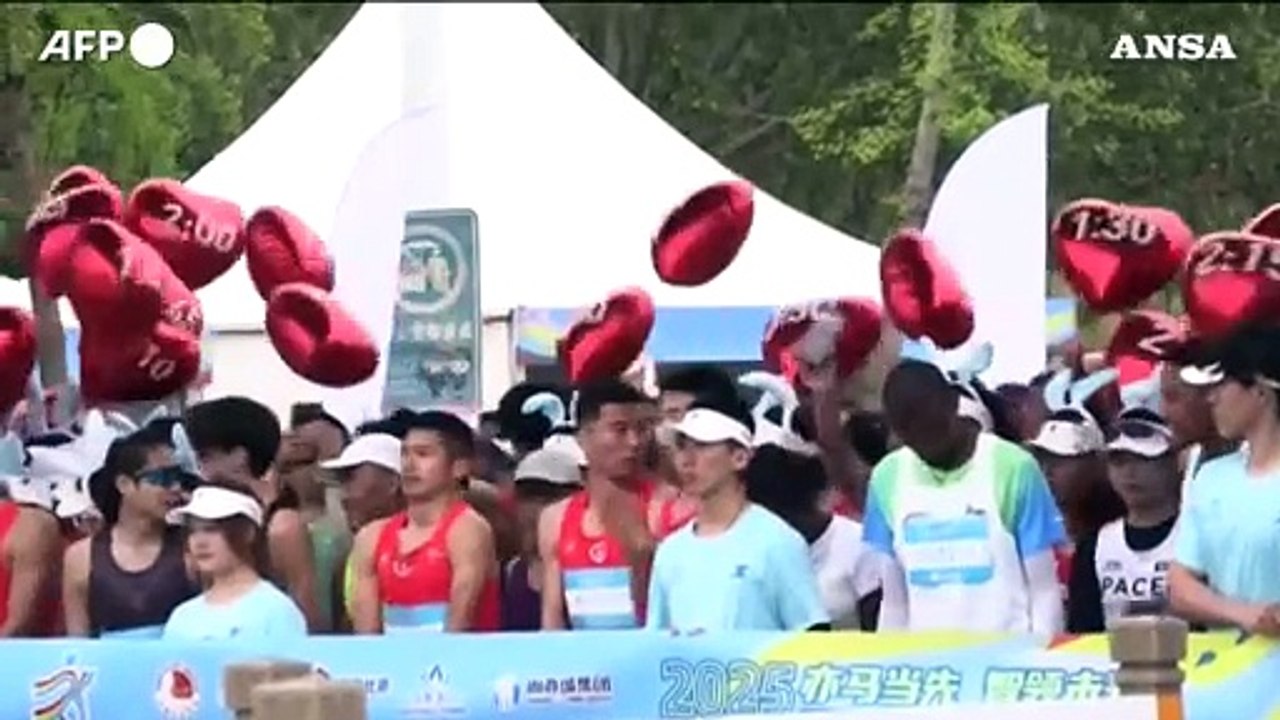 Pechino, al via la prima mezza maratona mondiale con robot umanoidi