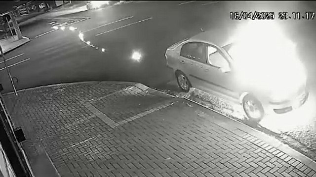 Imagens mostram momento em que Polo pega fogo em movimento no Centro; populares e bombeiros interviram