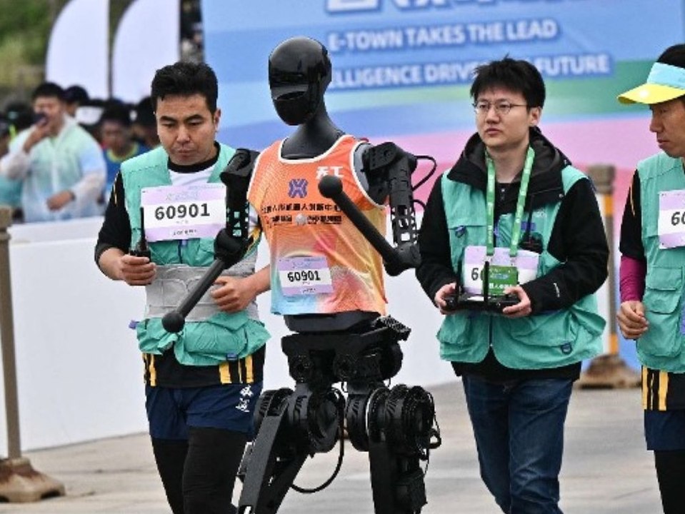 Peking: Humanoide Roboter laufen zum ersten Mal einen Halbmarathon
