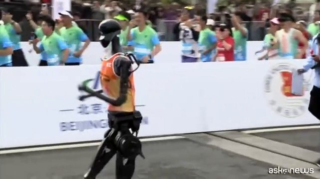 La prima mezza maratona al mondo per robot umanoidi a Pechino