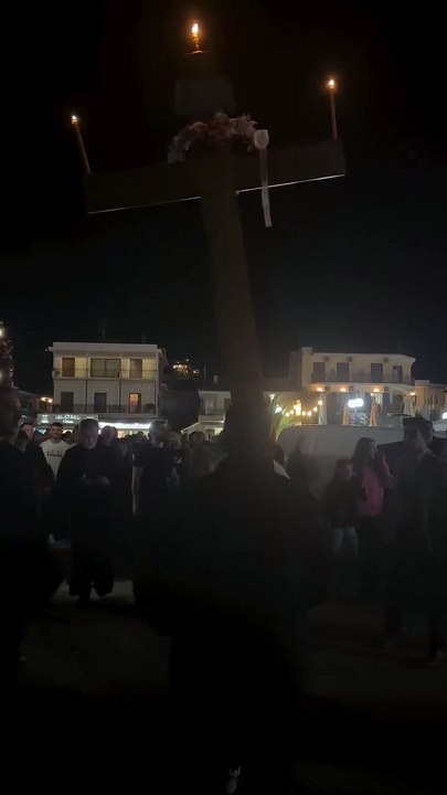 Χάρης Βαρθακούρης: Σήκωσε τον Σταυρό στην περιφ...