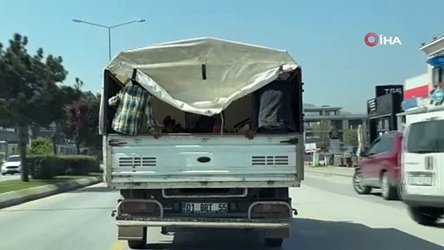 Şehrin göbeğinde kamyonet kasasında çocukların tehlikeli yolculuğu