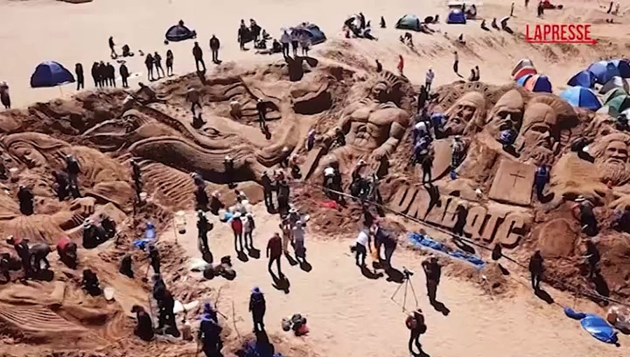 Pasqua, in Bolivia le sculture di sabbia della Passione di Cristo