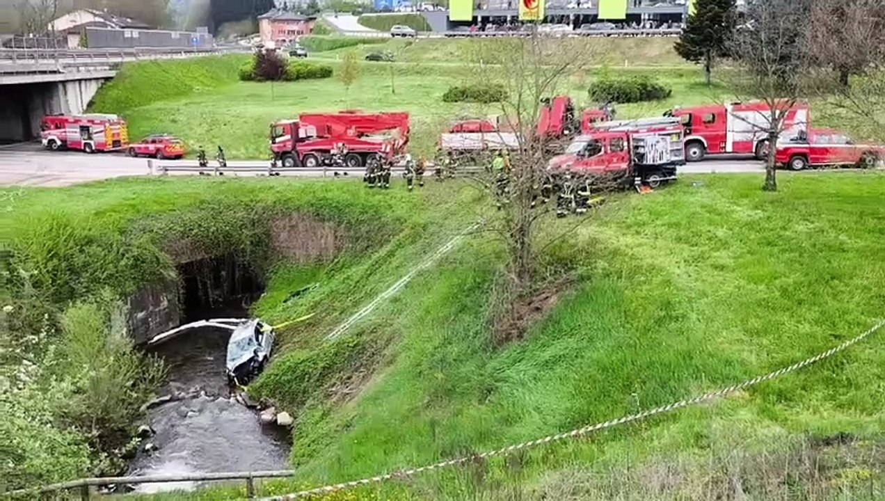 Con l'auto nel torrente: grave un 25enne uscito di strada in Valsugana
