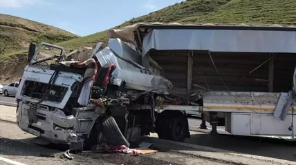 Batman’da iki TIR kafa kafaya çarpıştı: 1 ölü, 1 yaralı