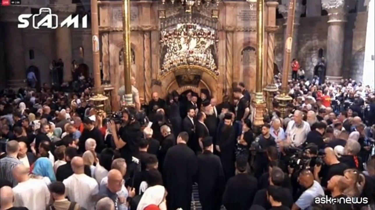 Gli ortodossi a Gerusalemme celebrano il rito del "Fuoco Sacro"