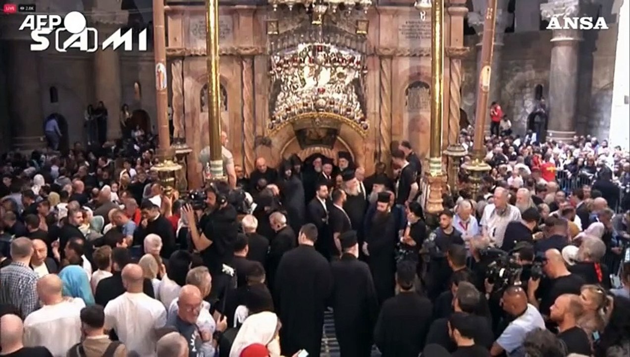 Gerusalemme, la cerimonia del Fuoco Sacro nella chiesa del Santo Sepolcro