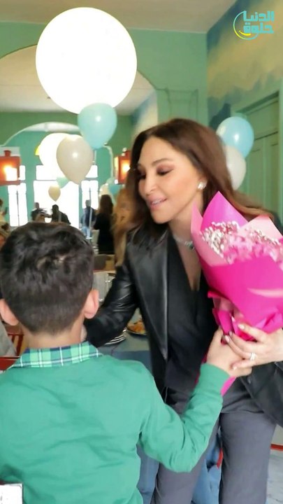 إليسا تحقق أمنية طفل مصاب بالسرطان