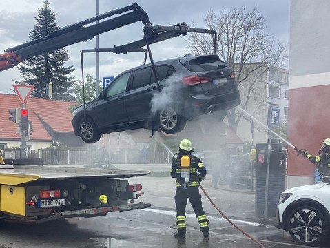 Kreative Feuerwehr: Brand am E-Auto in der Luft gelöscht