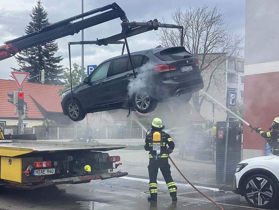Kreative feuerwehr: brand am e-auto in der luft gelöscht