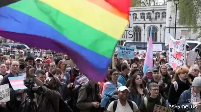 Protesta a Londra per i diritti delle persone transgender