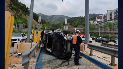 부산 백양터널 요금소에서 승용차 전도...40대 부상 / YTN