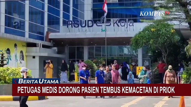 Ambulans Terjebak Macet, Inilah Cerita Petugas Medis Dorong Pasien di Tengah Macet Priok