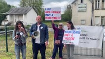 Ces activistes manifestent contre la venue de Jean-Luc Lahaye dans la Manche