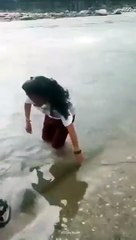 Una mujer falleció ahogada mientras su hija le grababa un vídeo para redes sociales en Uttarkashi, India.