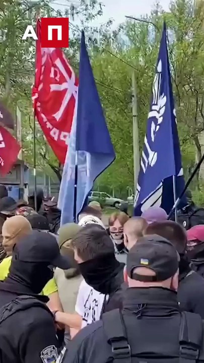 Поліція по наказу диктатора Зеленського  напала на мирний мітинг у Києві та незаконно арештувала українських студентів, які протестували публічно їпроти пропаганди сексуальних збочень