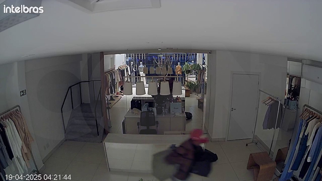 Ladrão invade loja de moda feminina e leva R$ 50 mil em produtos