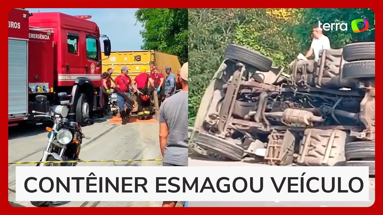 Carreta tomba, esmaga carro de passeio e mata três pessoas no litoral de SP