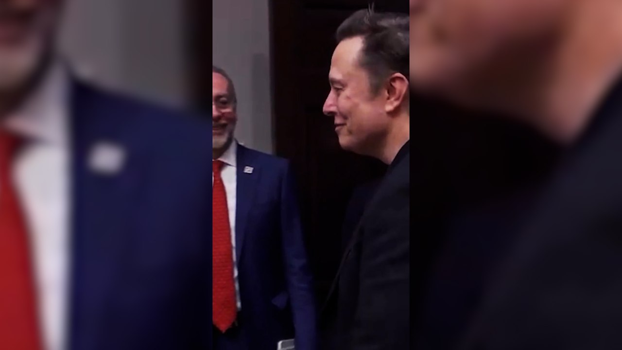 El significado del 'travieso' gesto de Elon Musk al beso de Giorgia Meloni