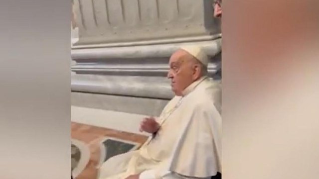 Papa Francesco a sorpresa in San Pietro prima della Veglia pasquale: lo stupore dei fedeli