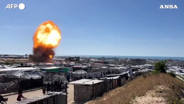 Gaza, missile israeliano colpisce le tende del campo profughi a Khan Yunis