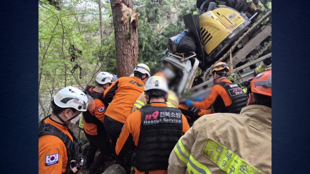 3.5톤 트럭, 전북 순창 산길에서 추락...50대 남성 사망 / YTN